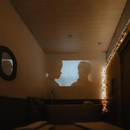 Coquillages Et Crustacés, Netflix Baignoire îlot Chez Ivona Appartement *