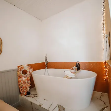 Coquillages Et Crustacés, Netflix Baignoire îlot Chez Ivona Appartement *